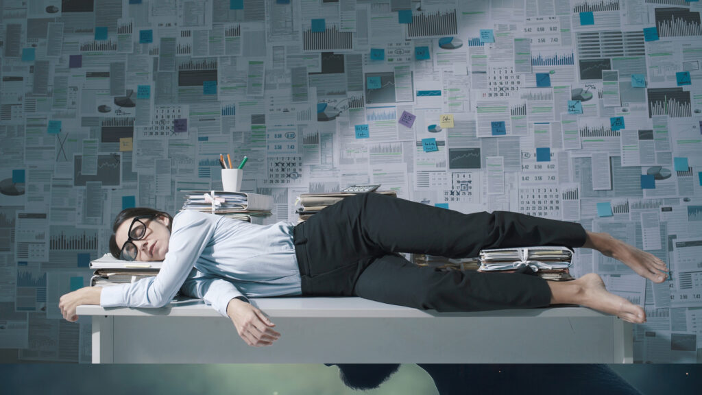 Persona en la cama con insomnio mirando el reloj despertador en la oscuridad, simbolizando la relación entre sueño y salud mental.