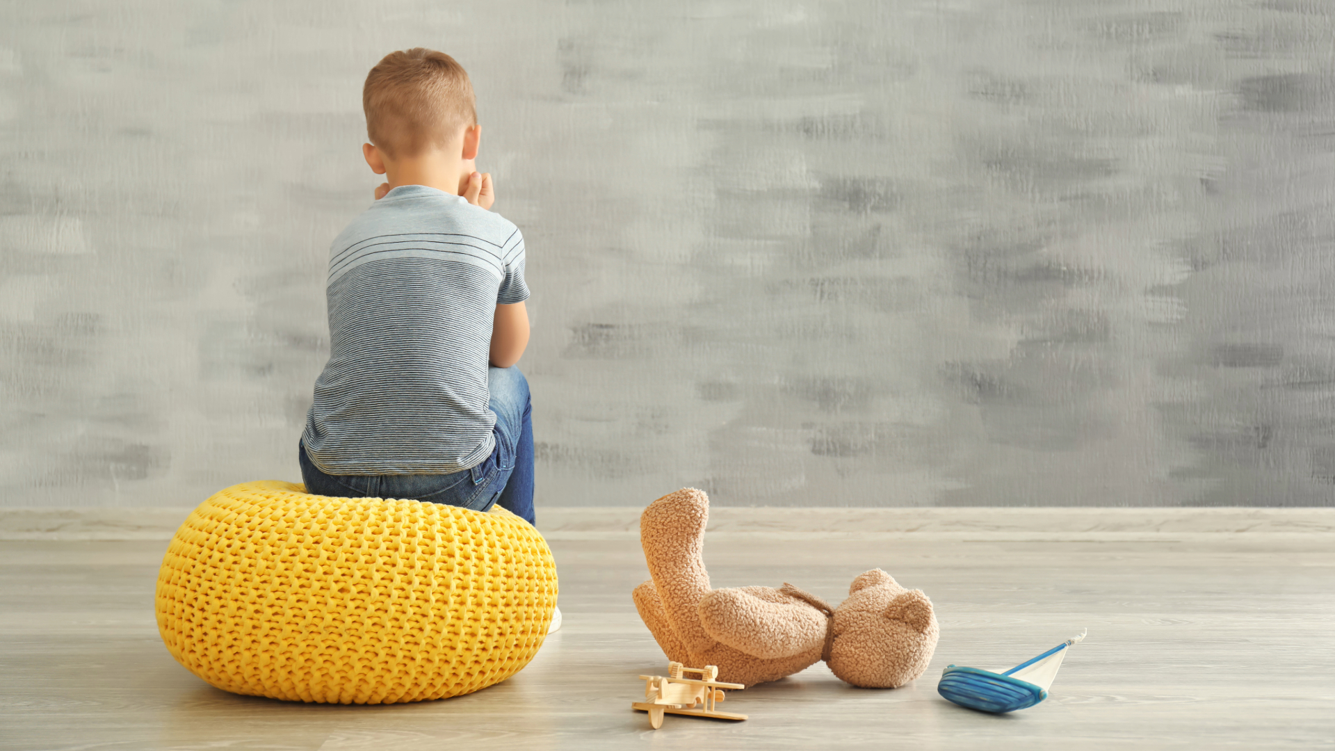 Padre hablando con su hija en el sofá, ambos sonrientes, reflejando una conversación cercana sobre emociones y salud mental infantil.