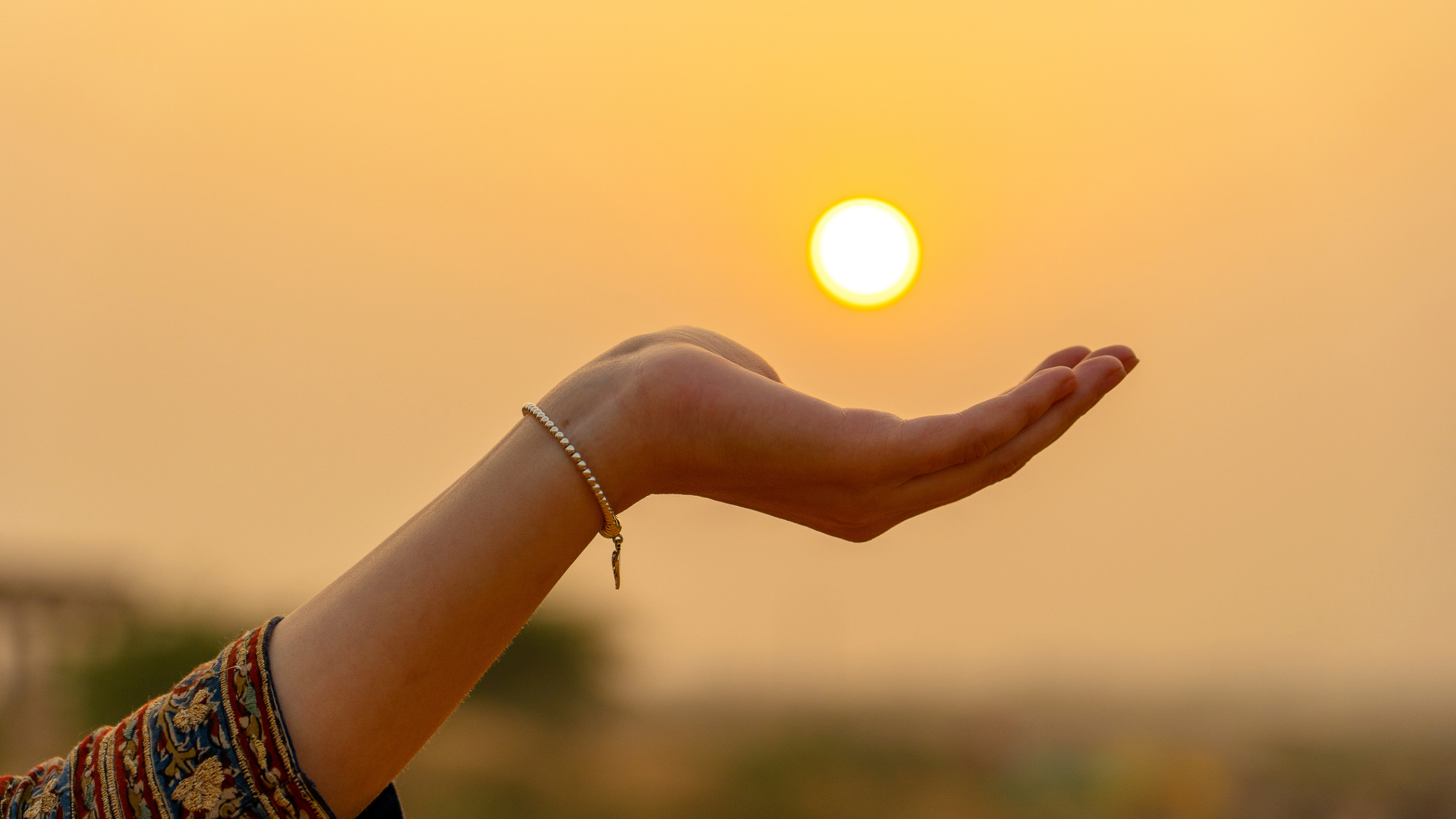 Persona disfrutando de la luz solar al aire libre Técnicas de relajación bajo el sol Uso de lámparas de terapia de luz para el TAE
